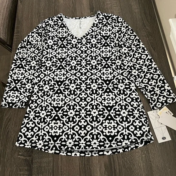 Lulu B UPF 50 Cooling Three Quarter Sleeve Top Black White Print NWT Size Small - Picture 1 of 9
